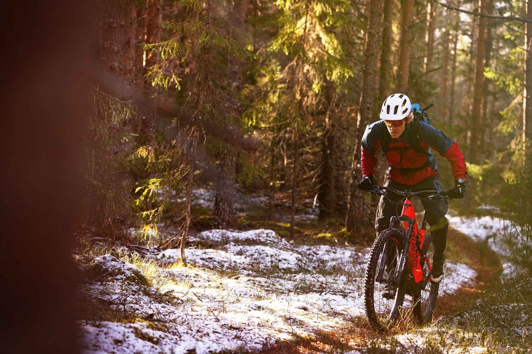 HJELP: Øyvind Aas får noen ekstra watt av Specialized Turbo Levo på vei oppover stiene i Trysil. Foto: Kristoffer H. Kippernes