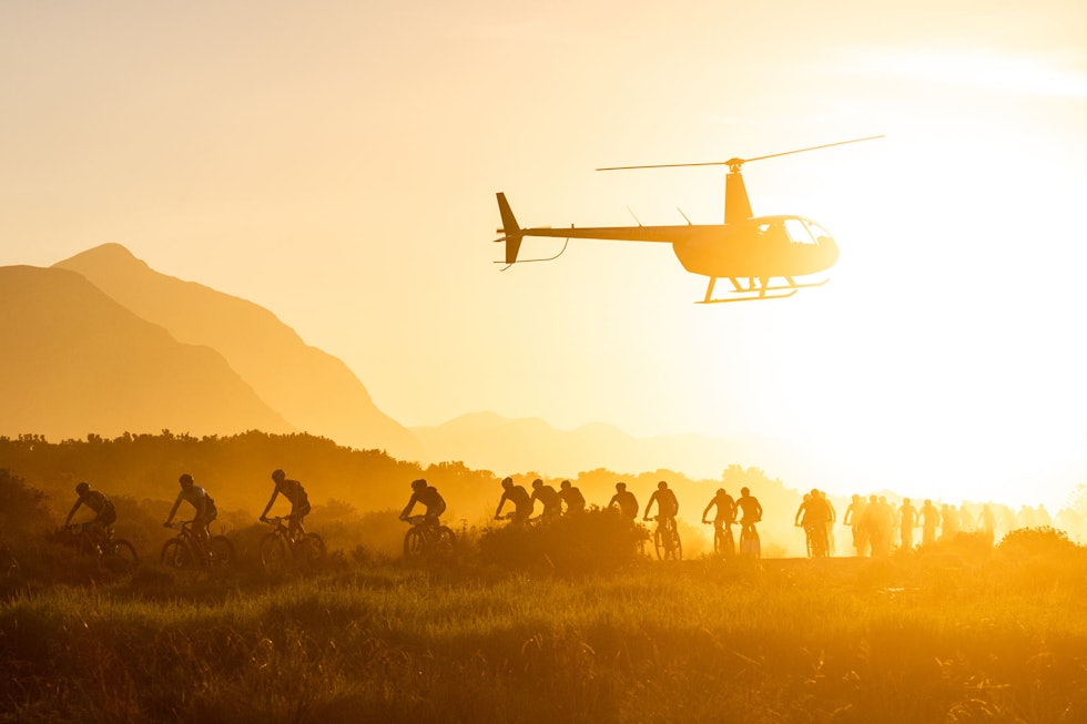 STOR STÅHEI: Cape Epic får mye internasjonal medieoppmerksomhet, og sendes ofte live på internett, med filming fra helikopter. Foto: Sam Clark.