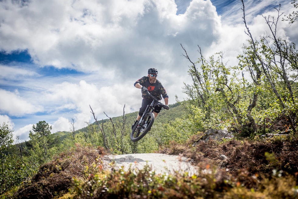BYGGER UT: Det blir mer og bedre heisbasert sykling på Geilo framover. Det blir løyper for de fleste med flyt, hopp og tekniske partier. Foto: Paul Arthur Lockhart Geilo Bike park skal ikke legges ned, den skal utvikles og bli bedre.