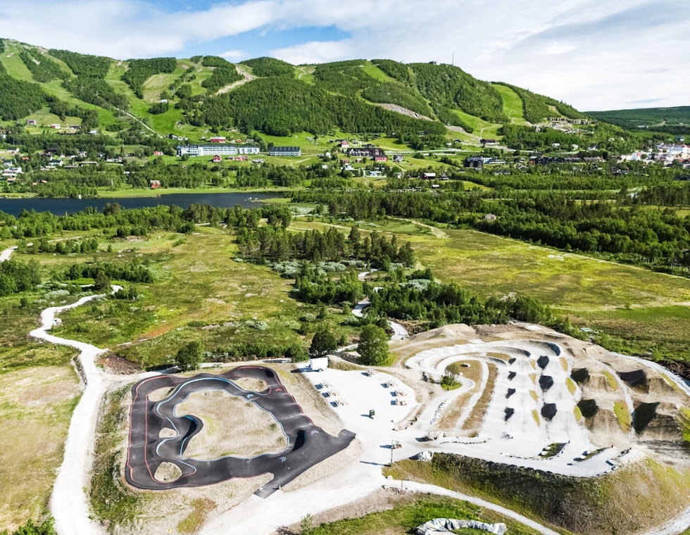VESTLIA SYKKELPARK: Like ved Vestlia Resort ligger det en rå pumptrack og dirthoppbane som du kan leke på i mange timer! Foto: Geilo Sommerpark Ved Vestlia Resort ligger det pumptrack og dirthoppbane for syklister på ulike nivå
