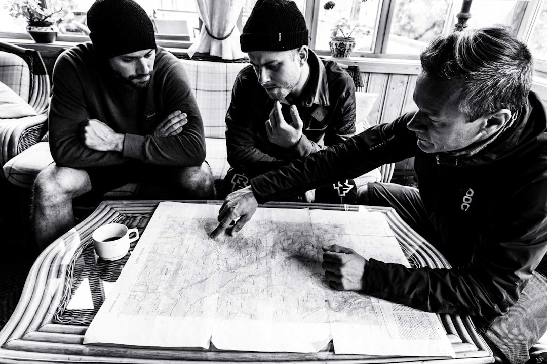 LOKAL POKAL: Når vi var i Oppstryn hang vi med den lokale helten, skilegenden og campinplasseieren Fred Syversen. Fred har i flere år jobbet for å utviklet stisyklingen i bygda, og det var rimelig fett på stiene hans. Her planlegger Thomas Vanderham, Remi Gauvin og Fred dagens rute i lobbyen på klassiske Hjelle Hotell, der vi bodde. LOKAL POKAL: Når vi var i Oppstryn hang vi med den lokale helten, skilegenden og campinplasseieren Fred Syversen. Fred har i flere år jobbet for å utviklet stisyklingen i bygda, og det var rimelig fett på stiene hans. Her planlegger Thomas Vanderham, Remi Gauvin og Fred dagens rute i lobbyen på klassiske Hjelle Hotell, der vi bodde.