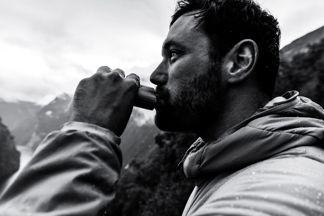 STYRKEDRIKK: Thomas Vanderham er en bereist syklist, og har utallige filmsegmenter på repertoaret. Han har vært i Norge flere ganger, og likte Nordfjord godt. Når han er på reise har han alltid med en liten skvett whiskey til de gangene det blir mye venting mellom fotografering og filming. STYRKEDRIKK: Thomas Vanderham er en bereist syklist, og har utallige filmsegmenter på repertoaret. Han har vært i Norge flere ganger, og likte Nordfjord godt. Når han er på reise har han alltid med en liten skvett whiskey til de gangene det blir mye venting mellom fotografering og filming.