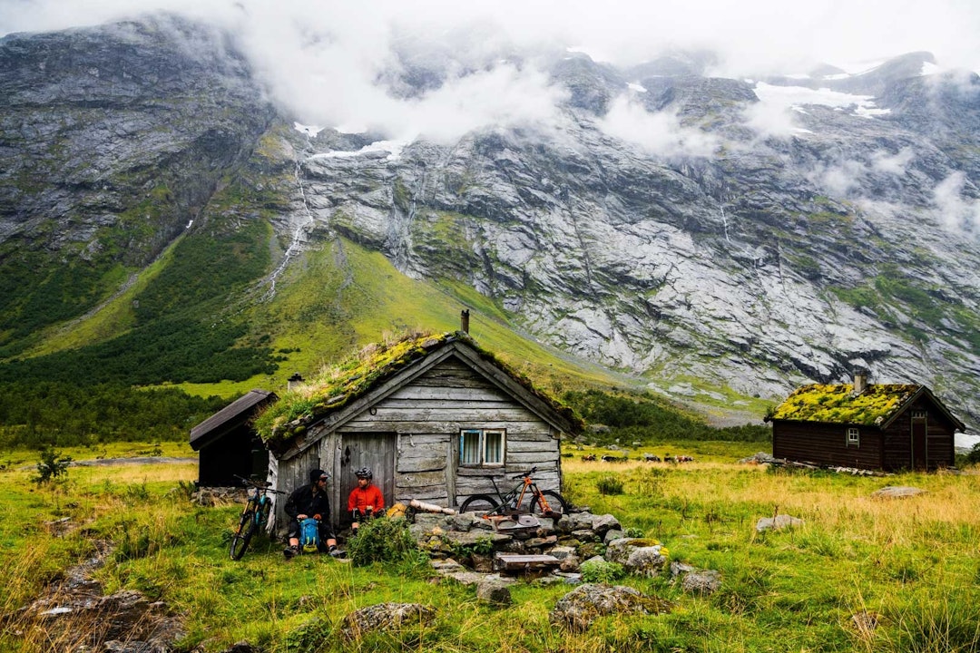 HIT, MEN IKKE LENGER: En av dagene tok vi turen opp Erdalen for å utforske terrenget der inne. Vi ble overrasket av regn på turen, så vi måtte snu før vi kom inn i den spektakulære dalen. Thomas og Remi finner ly ved Heimesetra. HIT, MEN IKKE LENGER: En av dagene tok vi turen opp Erdalen for å utforske terrenget der inne. Vi ble overrasket av regn på turen, så vi måtte snu før vi kom inn i den spektakulære dalen. Thomas og Remi finner ly ved Heimesetra.