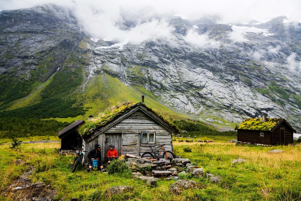 HIT, MEN IKKE LENGER: En av dagene tok vi turen opp Erdalen for å utforske terrenget der inne. Vi ble overrasket av regn på turen, så vi måtte snu før vi kom inn i den spektakulære dalen. Thomas og Remi finner ly ved Heimesetra. HIT, MEN IKKE LENGER: En av dagene tok vi turen opp Erdalen for å utforske terrenget der inne. Vi ble overrasket av regn på turen, så vi måtte snu før vi kom inn i den spektakulære dalen. Thomas og Remi finner ly ved Heimesetra.