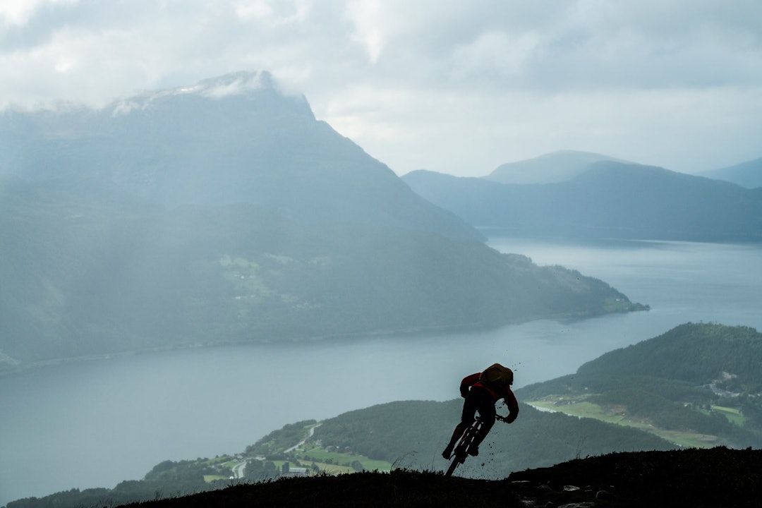 UT AV MØRKET: Solen kom aldri fram bak skyene under besøket vårt i Norge, men det var kanskje det som var så fint også. Jeg tror det ga ærlige bilder av Norge og værets karakter. Kanadiere er uansett vant til drittvær, så motivasjonen var det ingen ting å si på. Her setter Thomas Vanderham ned mot Gloppenfjorden fra Haugsvarden. UT AV MØRKET: Solen kom aldri fram bak skyene under besøket vårt i Norge, men det var kanskje det som var så fint også. Jeg tror det ga ærlige bilder av Norge og værets karakter. Kanadiere er uansett vant til drittvær, så motivasjonen var det ingen ting å si på. Her setter Thomas Vanderham ned mot Gloppenfjorden fra Haugsvarden.