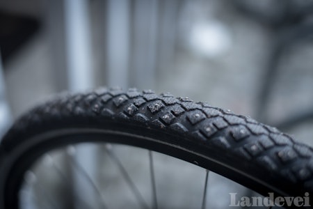 POPULÆRT: Scwalbes dekk med 35mm bredde og 240 pigger ser uskyldig ut, men det sitter knall på is og ruller godt på asfalt.  POPULÆRT: Scwalbes dekk med 35mm bredde og 240 pigger ser uskyldig ut, men det sitter knall på is og ruller godt på asfalt.