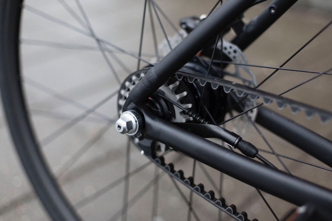 LÅST: Begge hjulene og setepinnen festes til sykkelen med spesielle låsebolter. Driv-beltet er laget av Continental spesielt for Canyon.