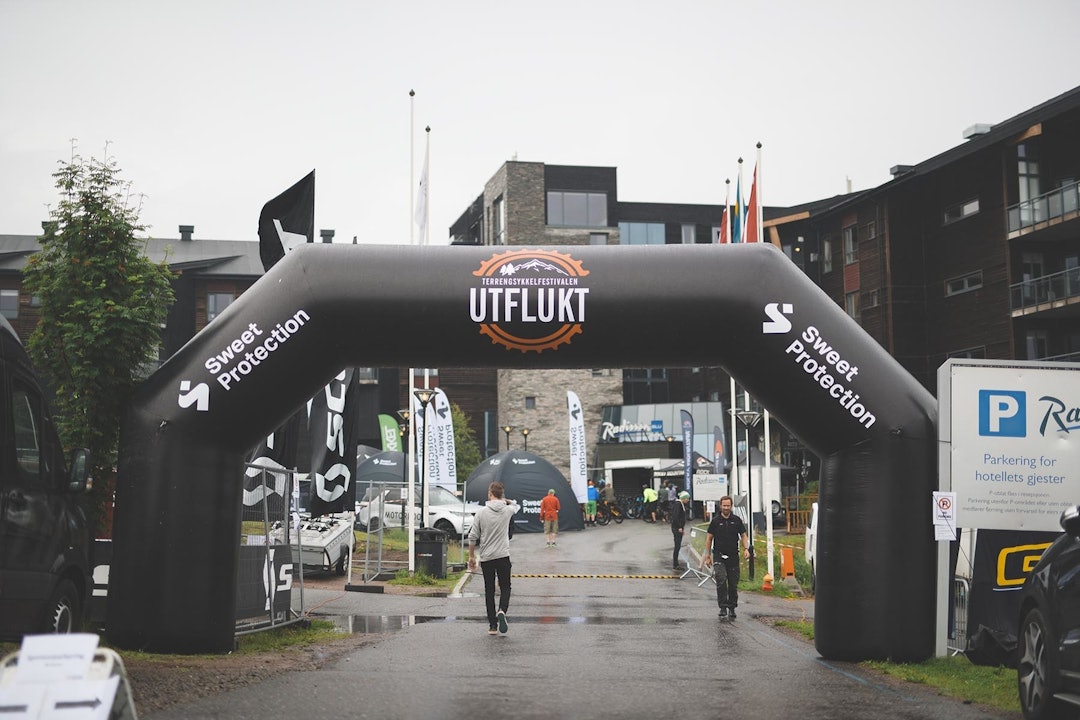 DEMO OG SYKLING: Ustillere i ferd meg å rigge seg opp for å vise fram sykler til stisyklistene i Trysil. Foto: Kristoffer H. Kippernes _E5I0681