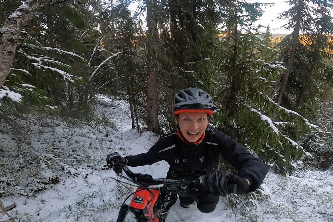 FORNØYD: Julia Hamre på sykkeltur i vinterlige forhold. Foto: Privat. stisykling ringebu vinter