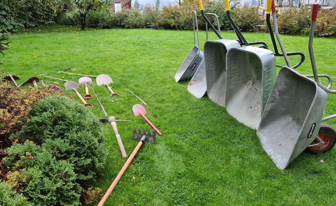 STIBYGGERUTSTYR: Dette er noe av utstyret som var låst inn i hengeren som nå er borte. Foto: SK Rye stjålne trillebårer og stibyggerhenger fra NOTS og SK Rye