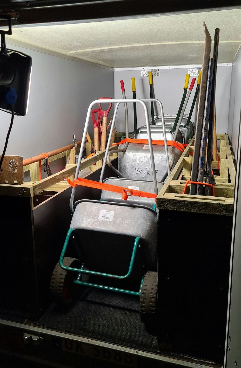 UNIK: Hengeren med stibyggerutstyret til SK Rye og NOTS var unikt innredet som depot for dugnader. Foto: SK Rye stjålne trillebårer og stibyggerhenger fra NOTS og SK Rye