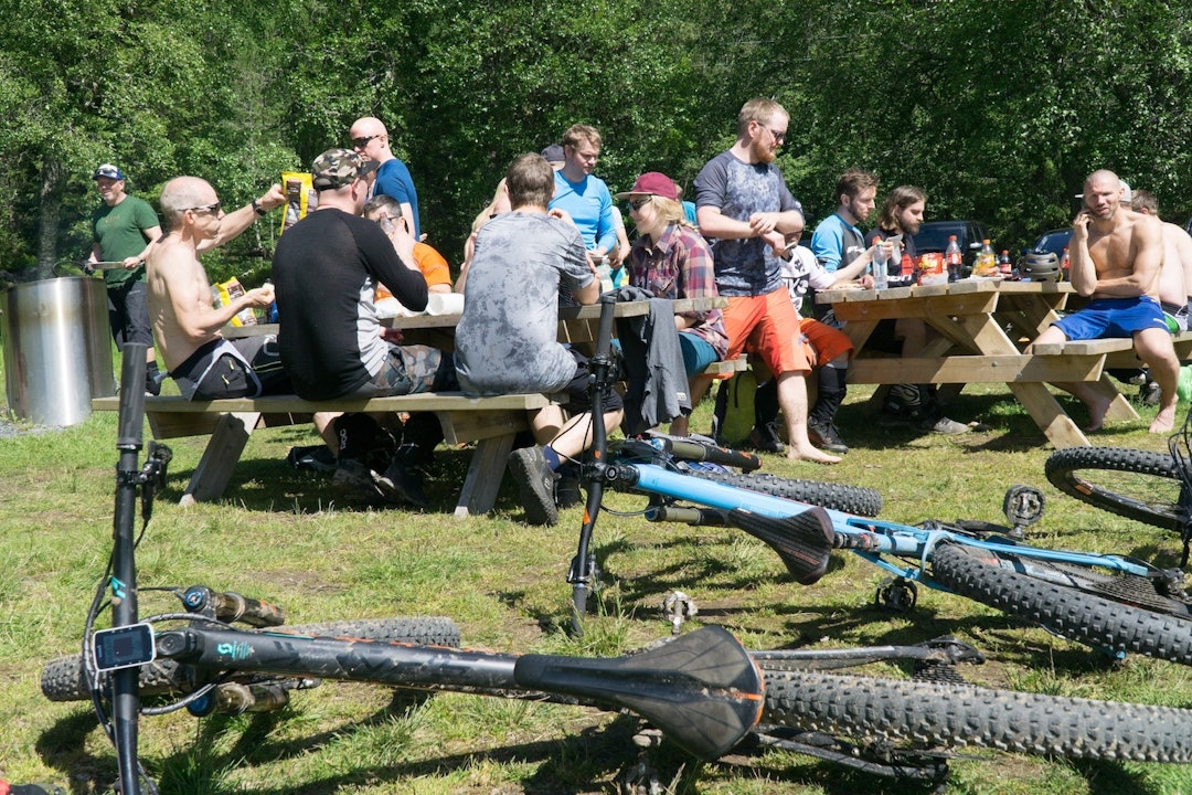 Velfortjent pause for sykler og syklister. Foto: Zoltson Velfortjent pause for sykler og syklister. Foto: Zoltson