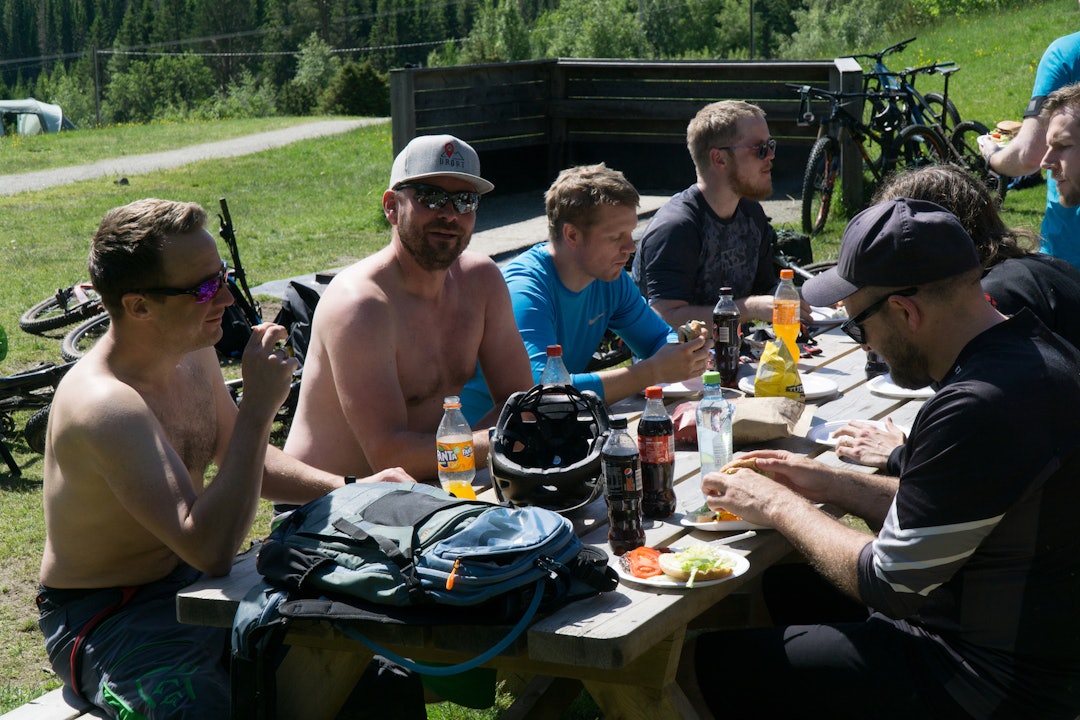 Tid for å dele dagens opplevelser. Foto: Zoltson Tid for å dele dagens opplevelser. Foto: Zoltson