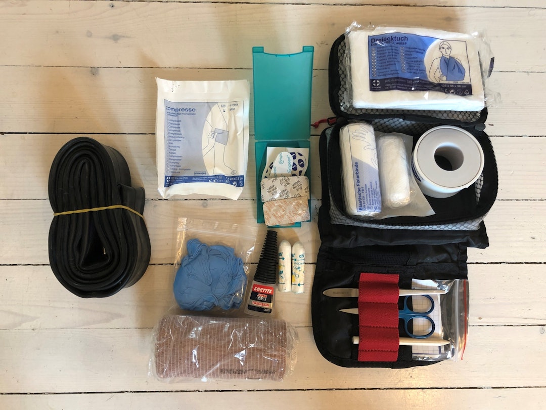 FØRSTEHJELPSKIT: Enkelt lite førstehjelpskit fra EVOC som enkelt kan suppleres med det du måtte ønske. Passer perfekt i rumpetaska di! Førstehjelp stisykling