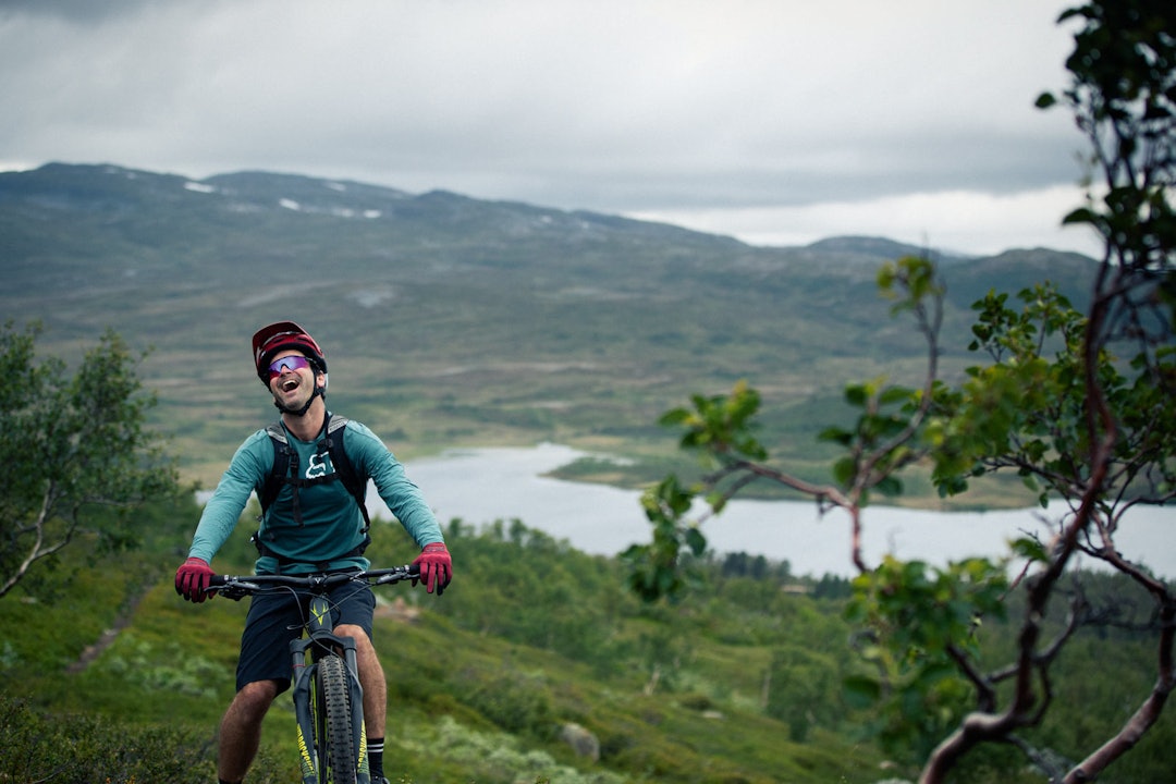 KAN IKKE SKJØNNE: Litt grå skyer la ingen demper på gleden Mick hadde av å sykle i den norske fjellheimen. Foto: Kristoffer H. Kippernes