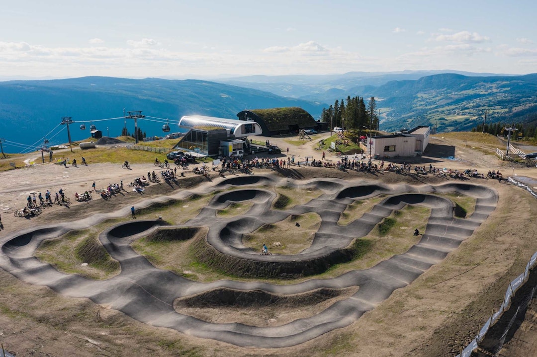 SENTRAL: Pumptracken i Hafjell Bike Park var den største i landet når den stod ferdig, og har blitt et populært tilskudd i parken. Foto: Hafjell Bike Park pumptrack hafjell bike park