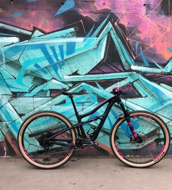 FRESH: Sykkelen ser rimelig fresh ut med sort ramme og rosa detaljer. Foto: Privat Ibis Ripley v4