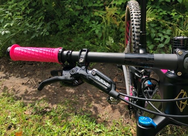 BYTTET BREMSER OG SKIVE: Linda byttet bremser til SRAM Guide R. Hun byttet også bremseskiver fra 180mm til 200mm foran. Foto: Privat Sram guide