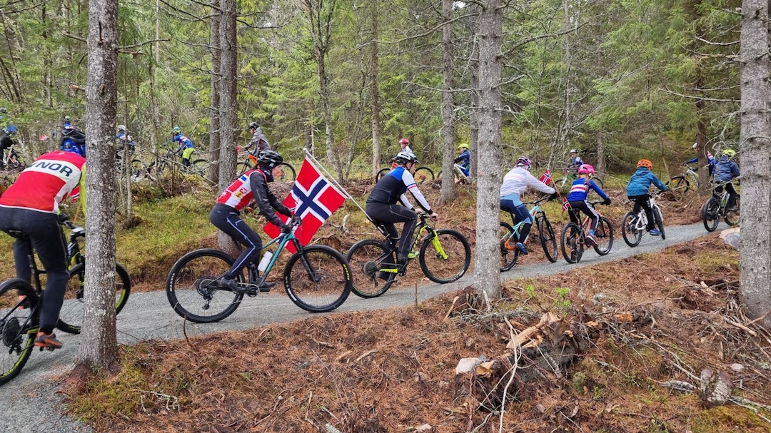 LANG LANG REKKE: 17-mai-stisykkeltoget slynget seg behørlig pyntet gjennom stiene i Nilsbyen terrengsykkelpark på 17.mai. Foto: Gjermund Jakobsen 17-mai stisykkeltog 2021