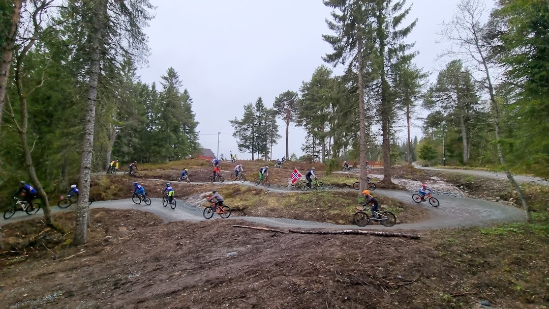 FINE FORHOLD: Til tross for mye nedbør holdt stiene i Nilsyen seg godt og helt gjørmefrie for 17.-mai-stisyklistene. Foto: Gjermund Jakobsen 17-mai stisykkeltog 2021