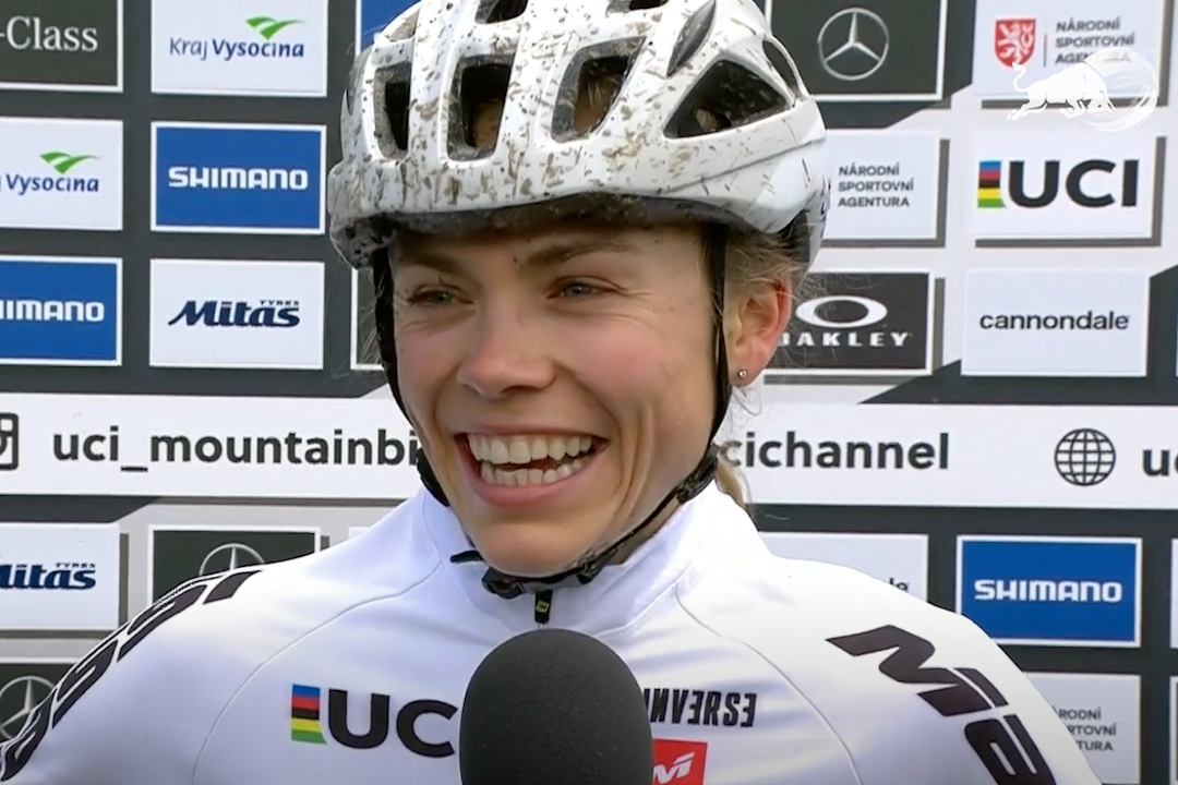 FORNØYD: Loana Lecomte tok sin andre verdenscupseier av to mulige i Nove Mesto. Foto: Skjermdump/Red Bull TV Loana Lecomte vant XCO Nove Mesto