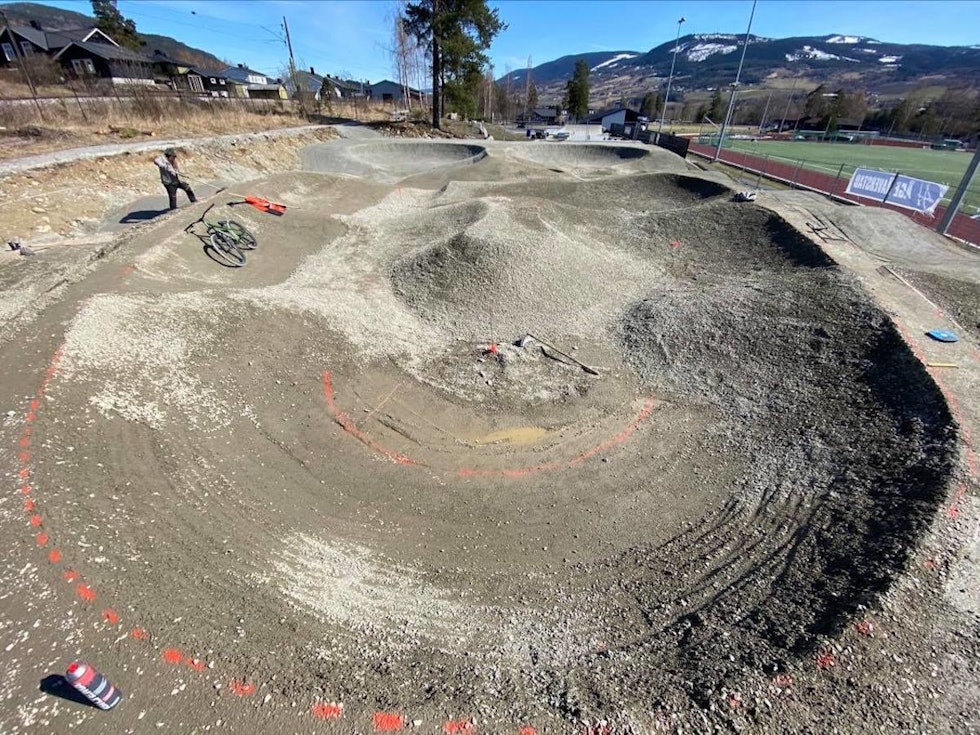 FERDIGBYGGET: Pumptracken på Vinstra trenger bare et lag asfalt før anlegget til 1.3 millioner kroner kan tas i bruk. Foto: Trailhead Nesbyen Pumptrack vinstra
