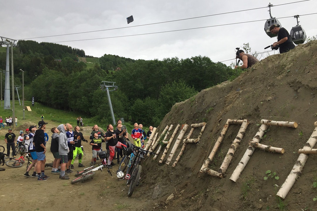 Whip Off konkurransen er en sikker vinner på Hafjells åpningsfest. Give-away fra arrangøren slår heller aldri feil. Foto: Jon Frogner Whip Off konkurransen er en sikker vinner på Hafjells åpningsfest. Give-away fra arrangøren slår heller aldri feil. Foto: Jon Frogner