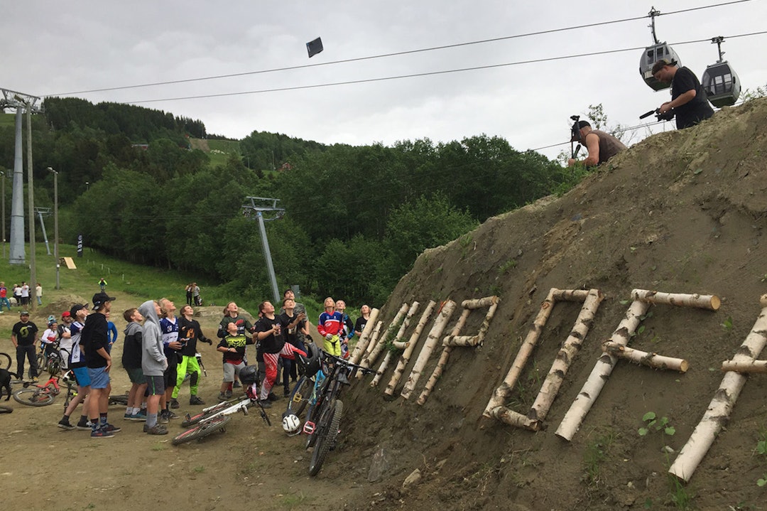 Whip Off konkurransen er en sikker vinner på Hafjells åpningsfest. Give-away fra arrangøren slår heller aldri feil. Foto: Jon Frogner