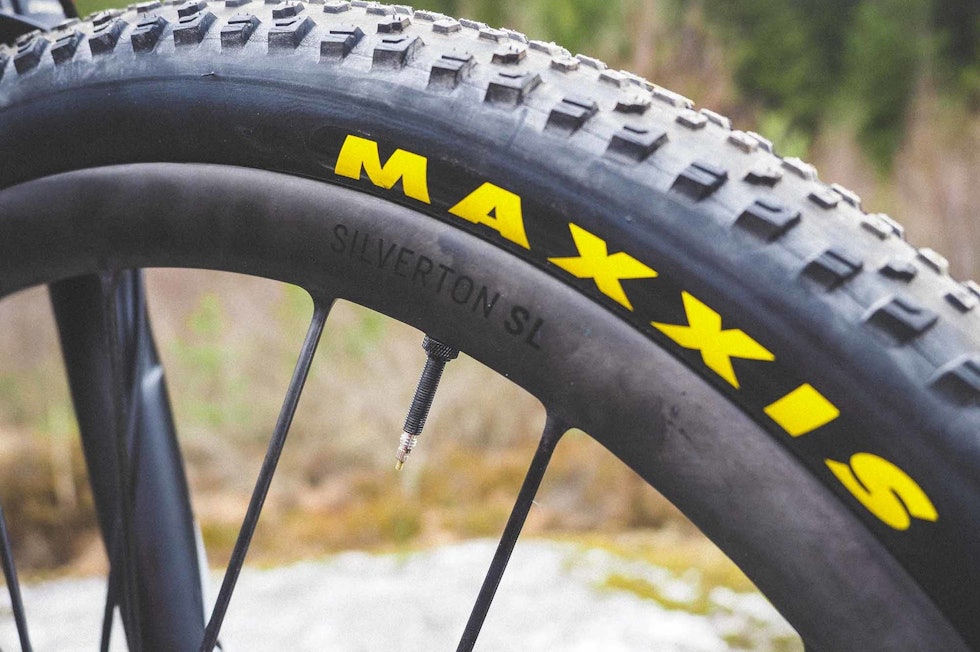 SORT: Syncros-hjulene er skodd med Maxxis Rekon Race-dekk, med bra volum. Foto: Ole Christian Fagerli. P3291036
