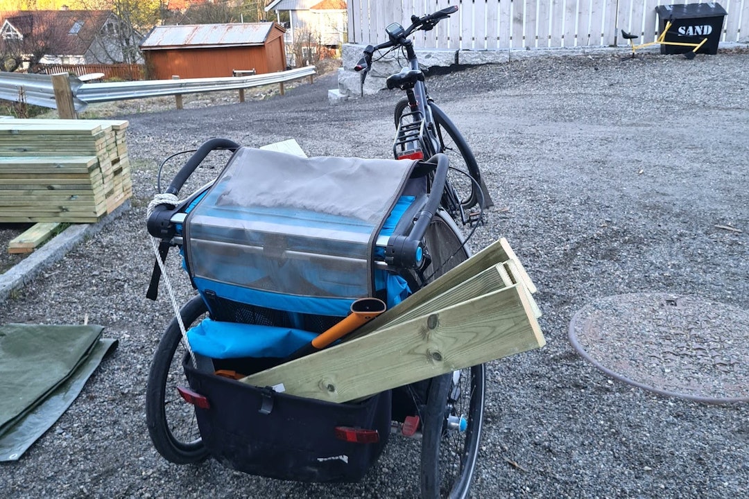 PLANKEKJØRING: Nødvendig materialer og utstyr måtte fraktes inn til prosjektene i Pioneren. Foto: Frode Kaafjeld Pusser opp pioneren