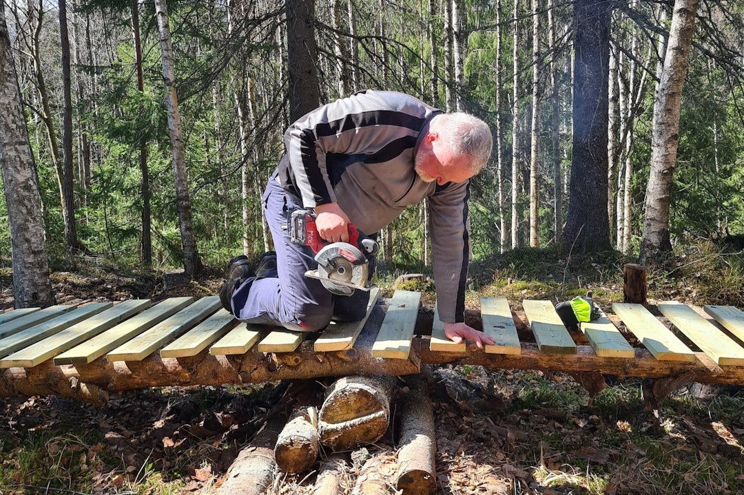 KLOPPER: Det er spesielt de bygde elementene i tre som trenger en overhaling etter fem års bruk i Pioneren. Foto: Frode Kaafjeld Pusser opp pioneren