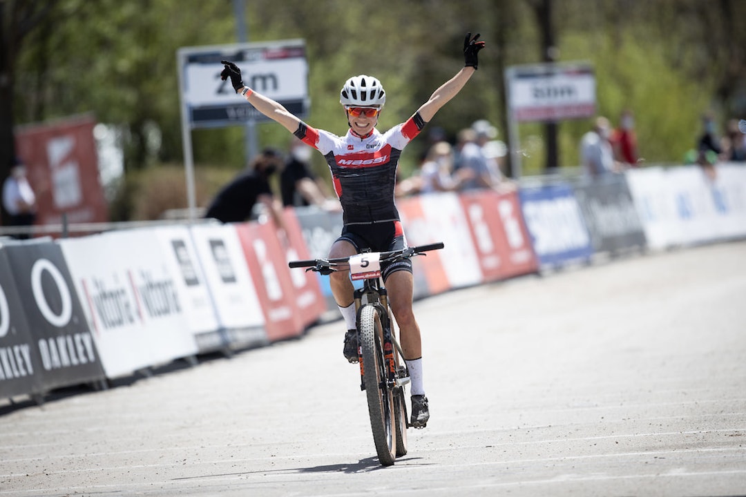 UNG VINNER: Franske Loana Lecomte er bare i sin andre sesong som senior-syklist. I Albstadt vant hun overlegent. Foto: UCI Loana Lecomte