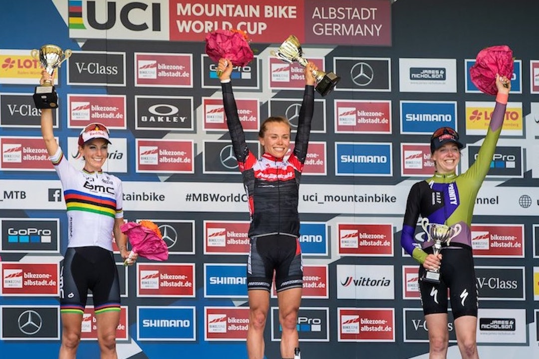 DOBBELT FRANSK: U23-verdensmesteren Loana Lecomte vant verdenscupåpningen i rundbane i Albstadt foran regjerende verdensmester Pauline Ferrand-Prevot på andreplass og amerikanske Hailey Batten på tredjeplass. Foto: UCI Verdenscupåpning rundbane Albstadt 2021
