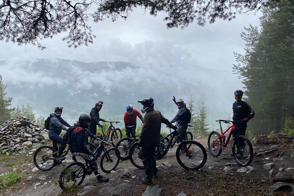 SHUTTLING: Torpo Gjestegård har knyttet til seg lokale guider fra flere steder i Hallingdal, og mange av dem tilbyr shuttling til nedoverbasert sykling. Foto: Christina Winther Stisykling Torpo Gjestegård