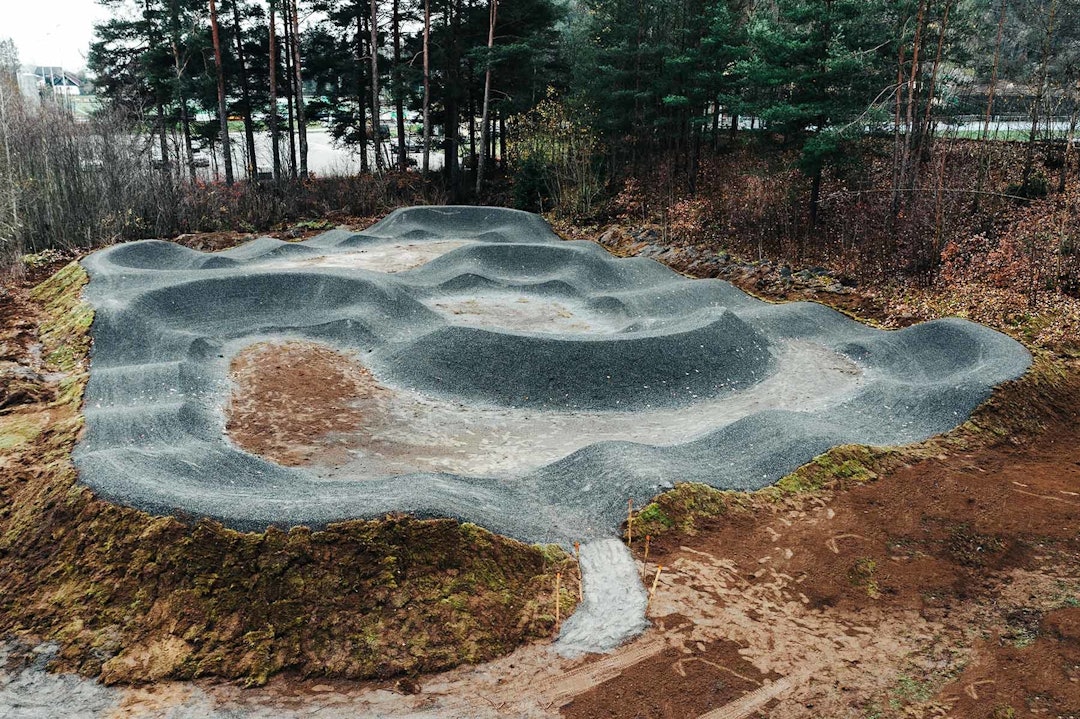 FIN PUMPTRACK: Bak Skien Fritidspark ligger pumptracken som er bygd av Rekkje Stiutvikling. Foto: John Andre Moldestad FIN PUMPTRACK: Bak Skien Fritidspark ligger pumptracken som er bygd av Rekkje Stiutvikling. Foto: John Andre Moldestad