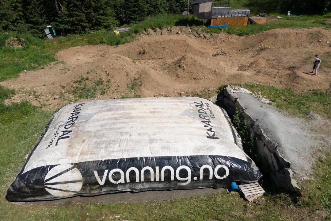 SYKKELHOPP? Ikke mange steder i landet du finner en slik airbag for å øve inn triksene på sykkel. Foto: Theodor Hjelmtveit. SYKKELHOPP? Ikke mange steder i landet du finner en slik airbag for å øve inn triksene på sykkel. Foto: Theodor Hjelmtveit.