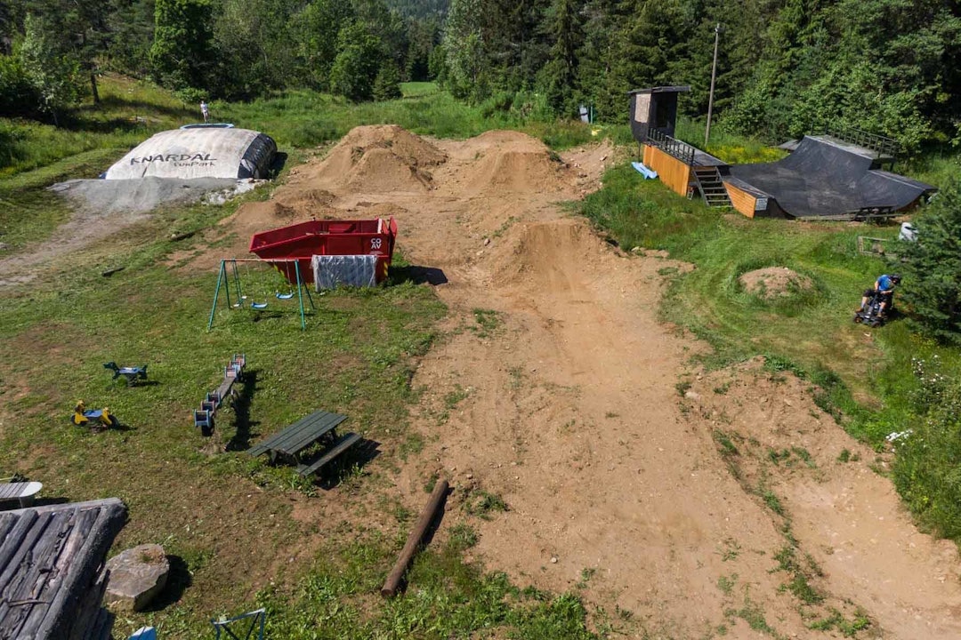 HOPPLINJER: Hvis du går lei av pumptracken er det andre hopp å prøve seg på i Knardal Funpark. Foto: Theodor Hjelmtveit.