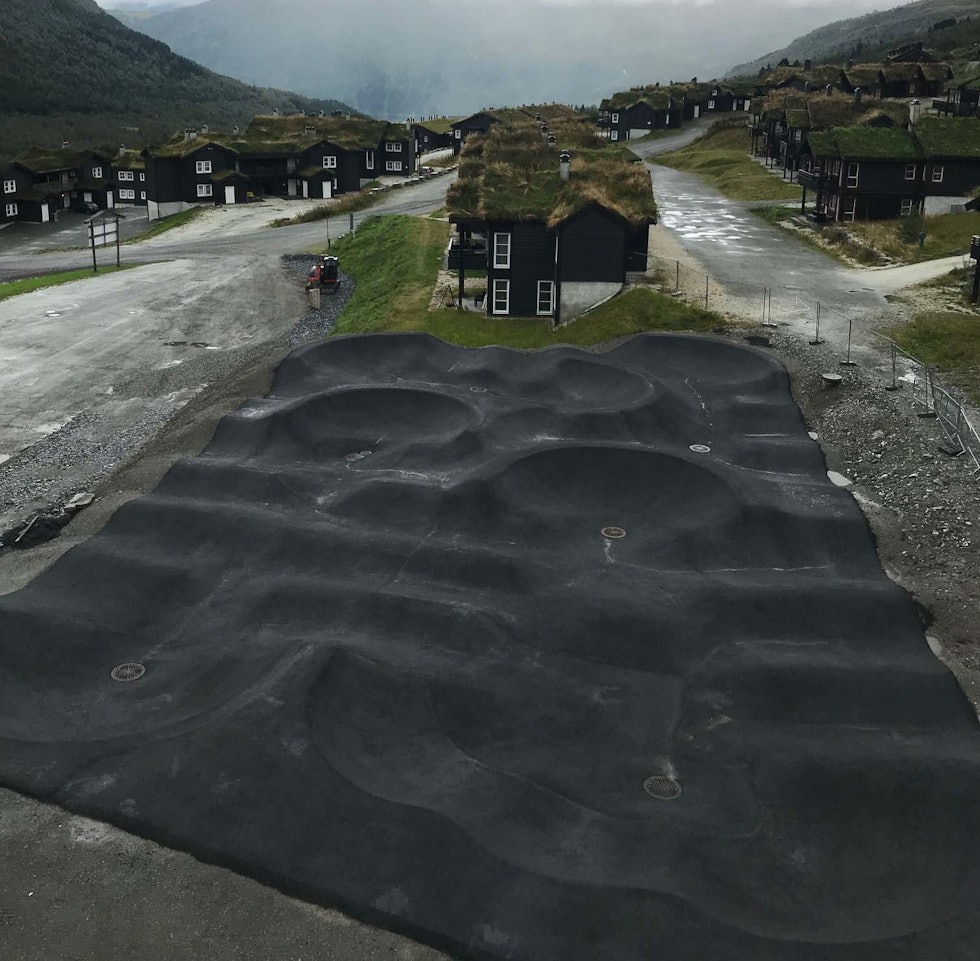 ASFALTERT: Pumptracken i Myrkdalen har asfaltdekke. Foto: Joar Wæhle ASFALTERT: Pumptracken i Myrkdalen har asfaltdekke. Foto: Joar Wæhle