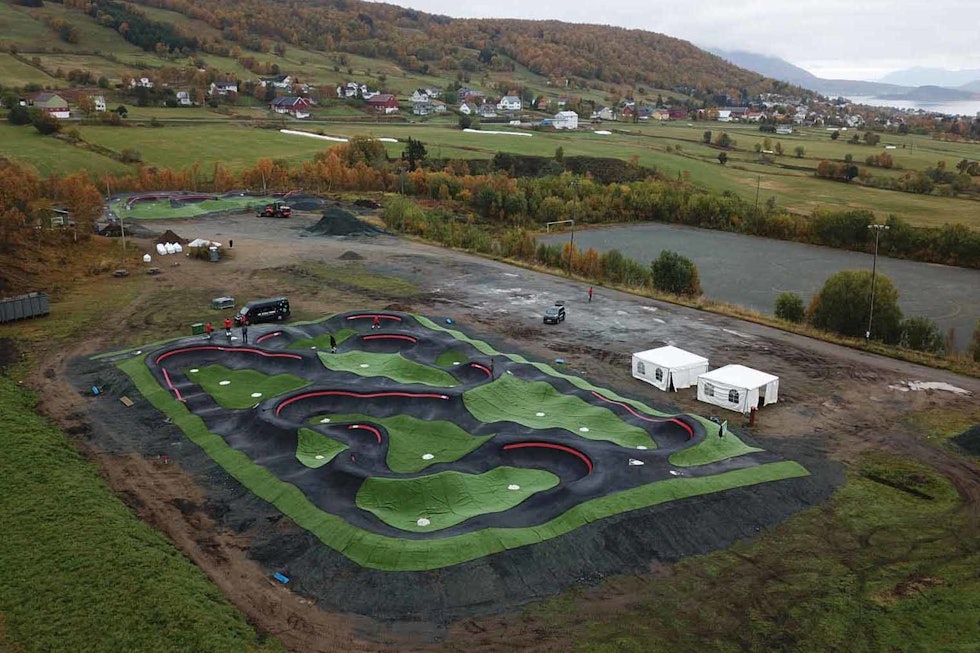 ENORMT: Sykkelparken med tre pumptracks i Harstad er stort. Foto: Harstad CK. pumptrack-harstad-0018