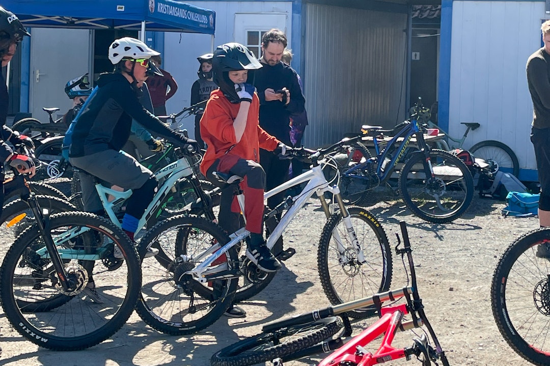 MINGLING: Selv om det er mange runs man skal rekke, er det alltids tid til en samling i bånn. Foto: Johan Selmar Åpning Kristiansand Sykkelpark 2021