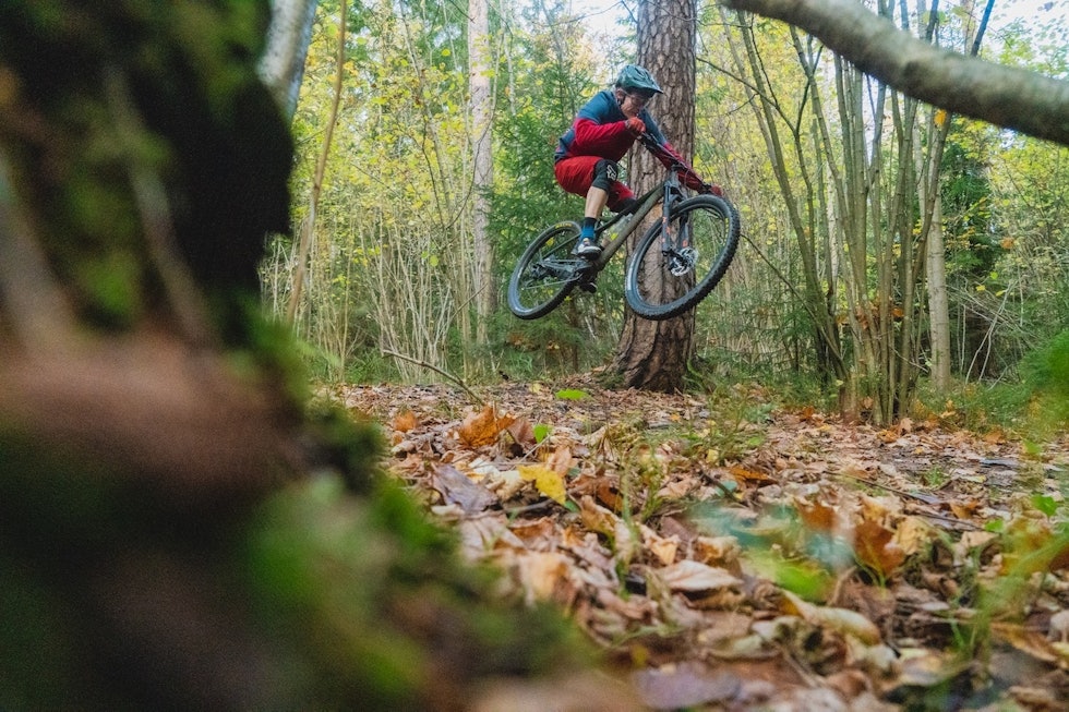 HOPP OG SPRETT: Å hoppe med hardtail kan kreve mindre hopp og fart. Foto: Christian Nerdrum Stisykling med hardtail