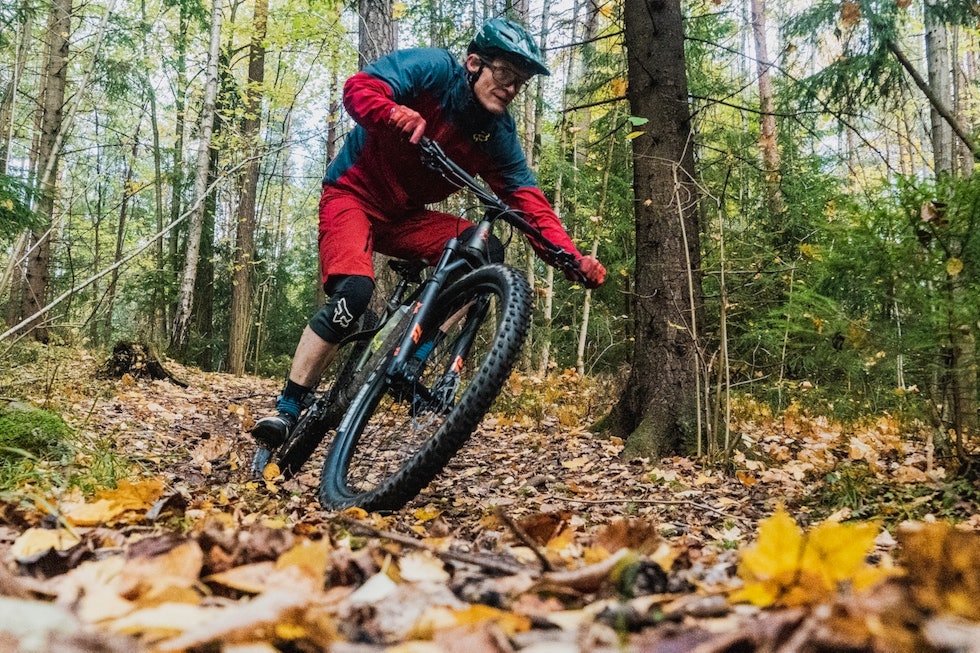 ENKELT: Når det er vått og gjørmete er det digg å ikke slite på ledd og lagre. Foto: Christian Nerdrum Stisykling med hardtail