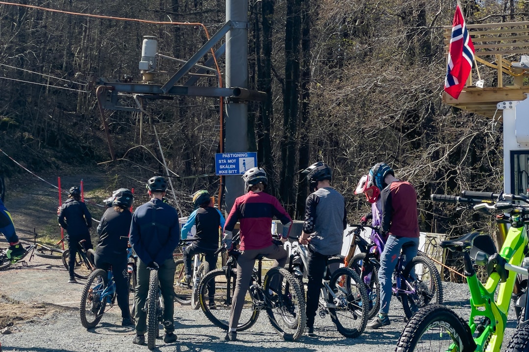 POPULÆRT: Lørdag var det klart for sesongens første dag med heisbasert sykling i Kristiansand sykkelpark. Det var det mange som benyttet seg av. Foto: Johan Selmar Åpning Kristiansand Sykkelpark 2021
