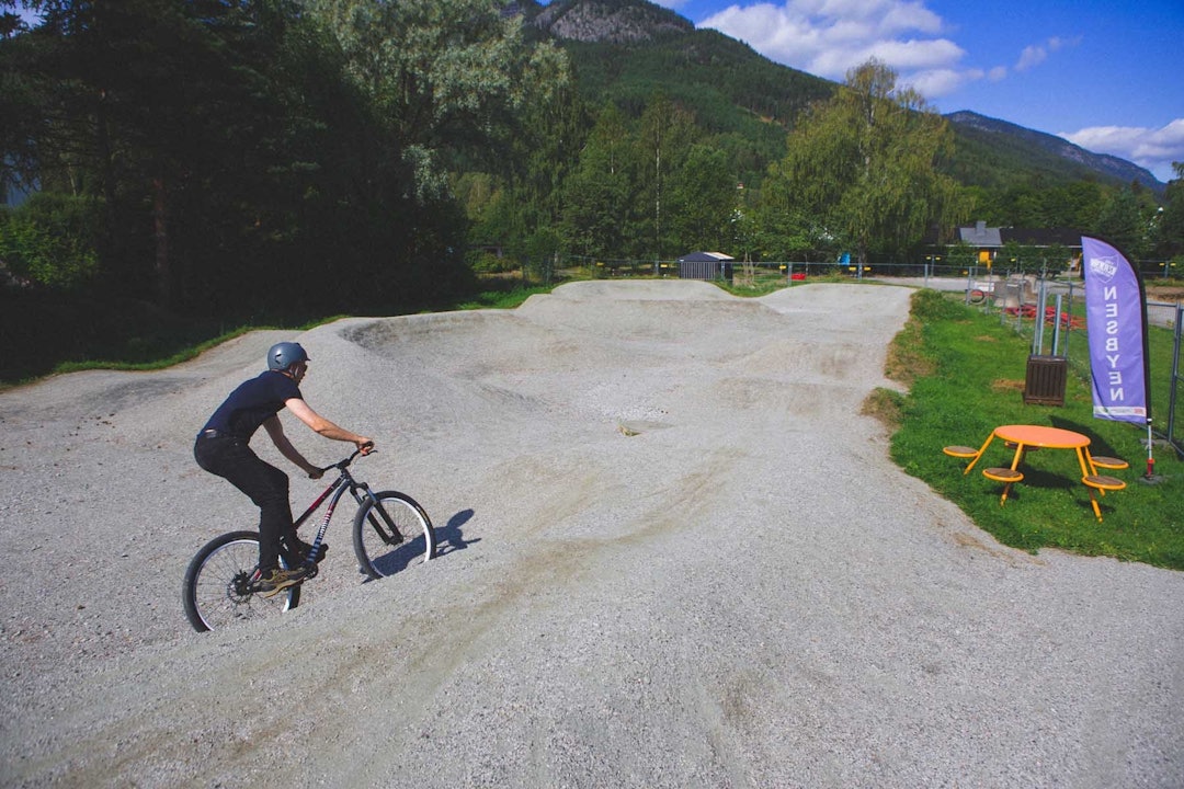 SENTRUMSTRACK: Pumptracken i Nesbyen ligger midt i sentrum. Foto: Kristoffer H. Kippernes