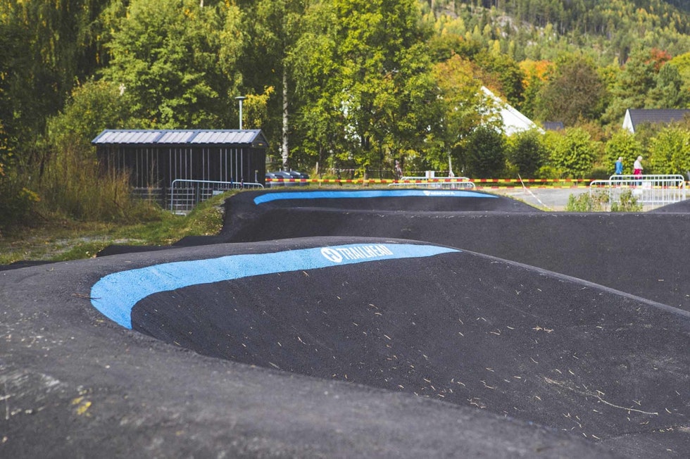 NYASFALTERT: Høsten 2020 fikk pumptracken i Nesbyen sentrum asfalt. Foto: Kristoffer H. Kippernes pumptrack nesbyen