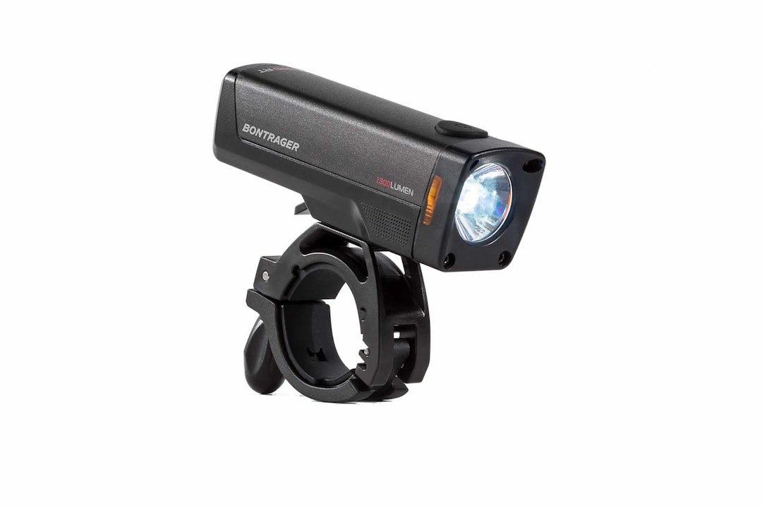 KRAFTIG: Bontragers Ion-lykt er bare en av mange populære sykkellykter som kan egne seg som gave til farsdagen. Lykter som er kraftige nok både til å se- og bli sett med får man som regel fra rundt 500 kroner og oppover. Foto: Bontrager bontrager sykkellykt gavetips farsdag