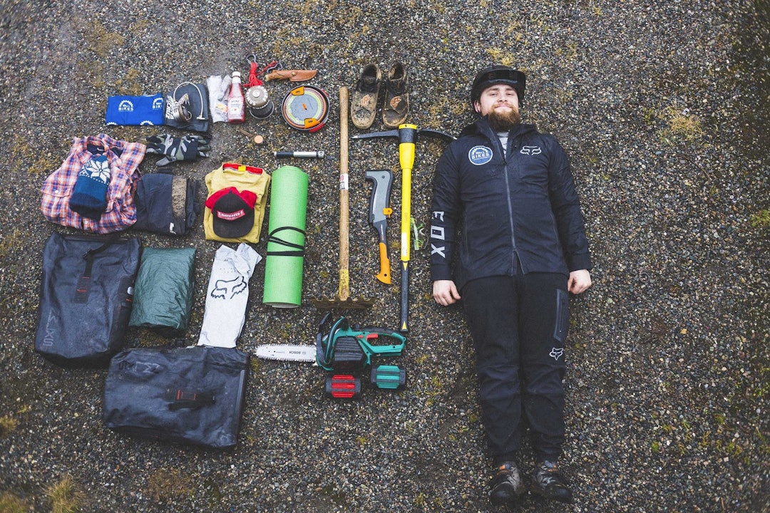 MANN OG UTSTYR: Her er alt Michael Cook har med seg når han skal bygge sti. Ja, og Michael selv også. _IPP7225