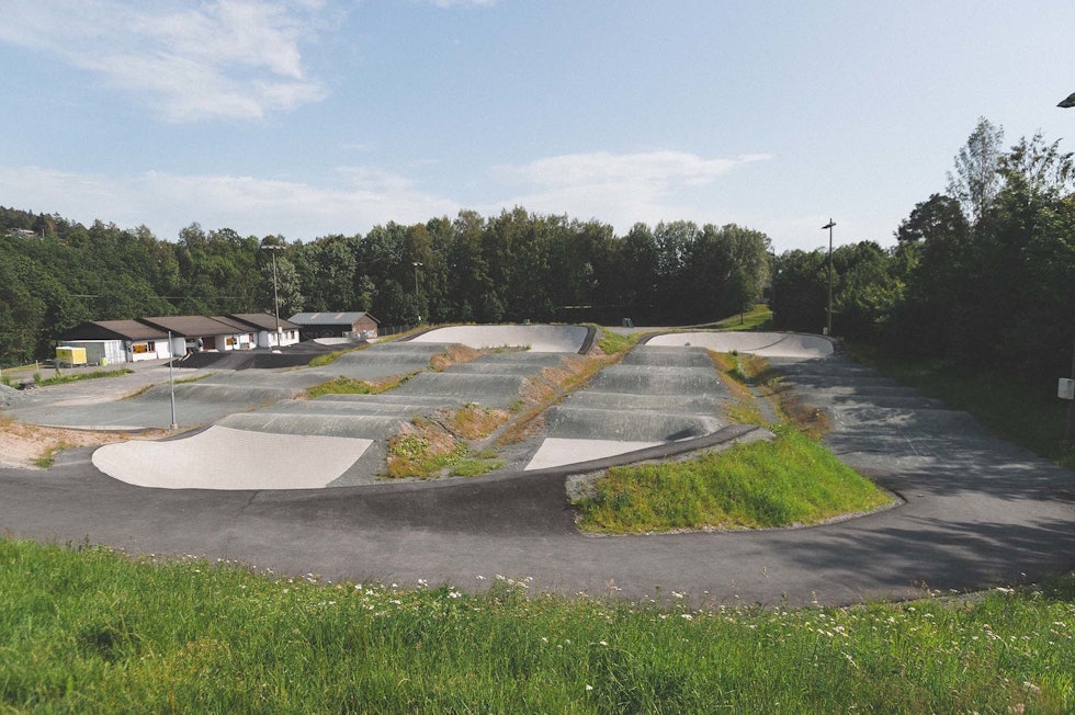 GIGANTISK: Pumptracken (til venstre i bildet) blir liten sammenlignet med den store BMX-banen. Foto: Kristoffer H. Kippernes GIGANTISK: Pumptracken (til venstre i bildet) blir liten sammenlignet med den store BMX-banen. Foto: Kristoffer H. Kippernes