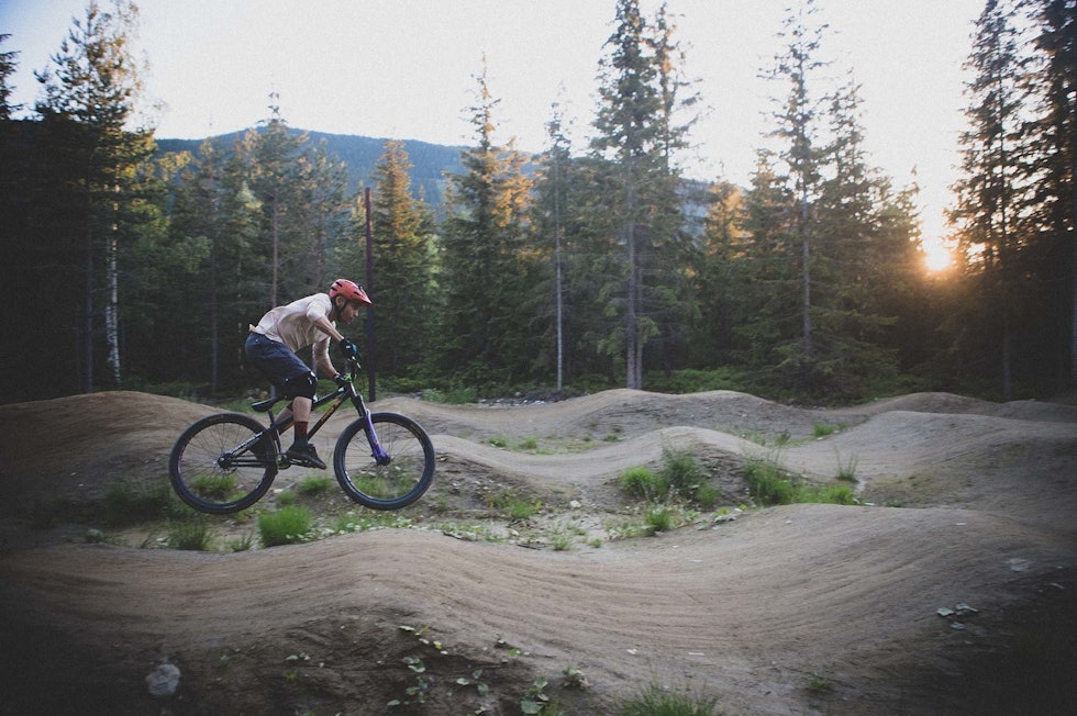 HERLIG: Pumptracken i Hafjell er nydelig shapet, og innbyr til å doble kuler. Emil Carlson gjør nettopp det. Foto: Kristoffer H. Kippernes HERLIG: Pumptracken i Hafjell er nydelig shapet, og innbyr til å doble kuler. Emil Carlson gjør nettopp det. Foto: Kristoffer H. Kippernes