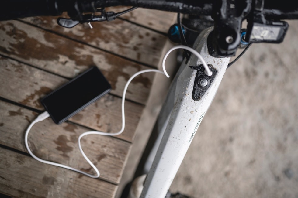 LADER: På overrøret kan du plugge inn en USB-lader til GPSen, mobilen, kameraet eller annet. Canyon Spectral:On